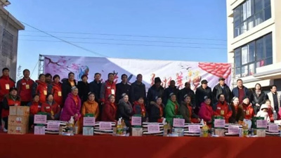 鄉(xiāng)得旺食品為貧困戶(hù)送去愛(ài)心物品祝賀他們終于圓了十幾年的新居夢(mèng)